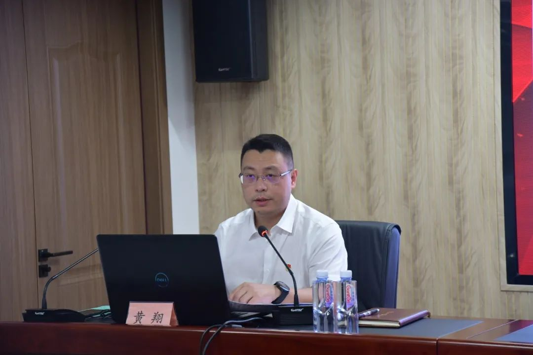 黄翔为永利ylg官网党员干部讲“忠诚在心、岗位奉献”专题党课